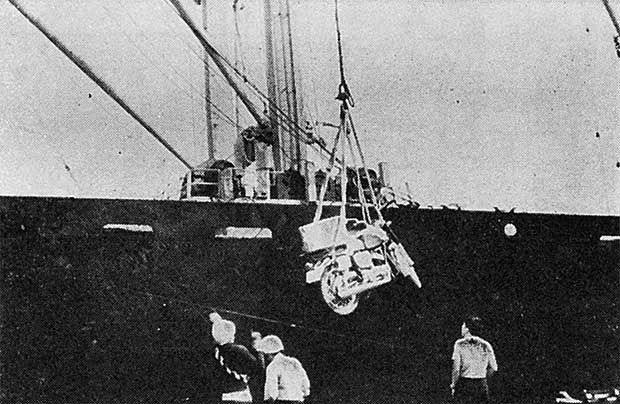 しばしの別れ！ 愛車ＹＤＳ－Ⅲを船積み―右端は著者