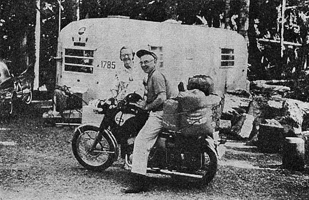 愛車に跨る旅行者―ポートアンジェルスのキャンプ村にて