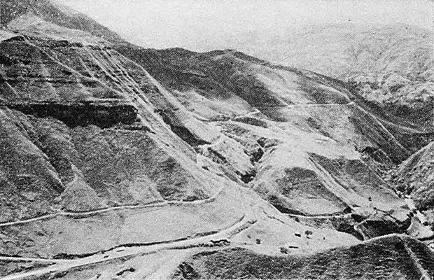 羊腸の道。コロンビアの険しい山岳道路