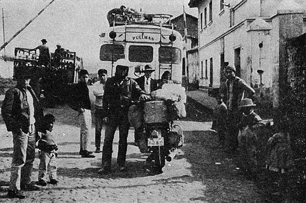 エクアドルの長距離バス、石畳が国境から首都のキトーまで続く