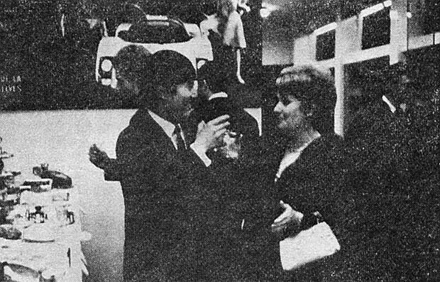 美女と美男？ が歓談。パリーのパーティにて