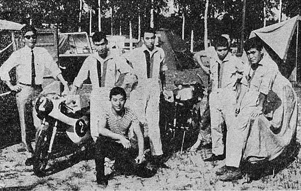 マン島Ｔ・Ｔレースでヤマハレーシング・チームの面々と