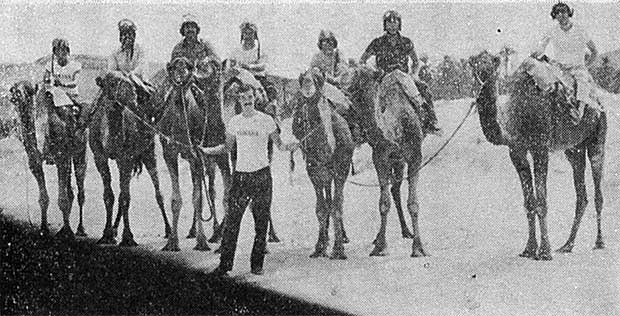 〽金と銀との鞍おいて……右から2人目が著者。ブサダにて